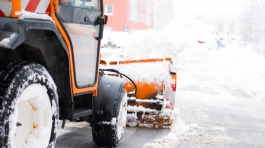 Schneepflug räumt die Straßen in der Stadt, Winterdienst